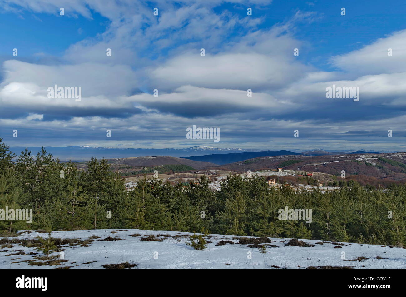 Majestätischen Blick auf bewölkter Himmel, im Winter die Berge, verschneite Lichtung, Wohnviertel, Nadel- und Laubwald von Plana Berg in Richtung Balkan mounta Stockfoto