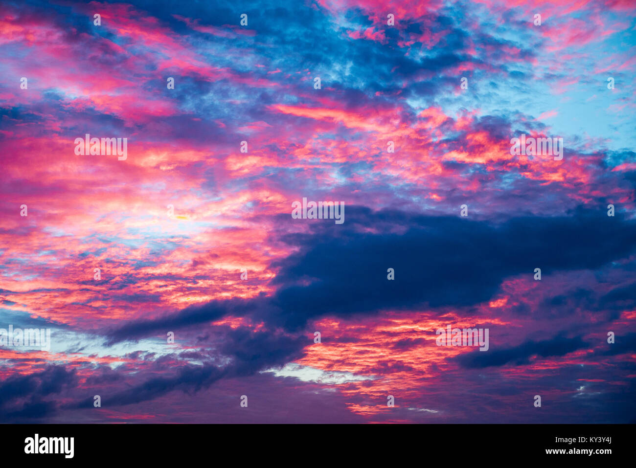 Dramatischer Sonnenuntergang mit Wolken Stockfoto