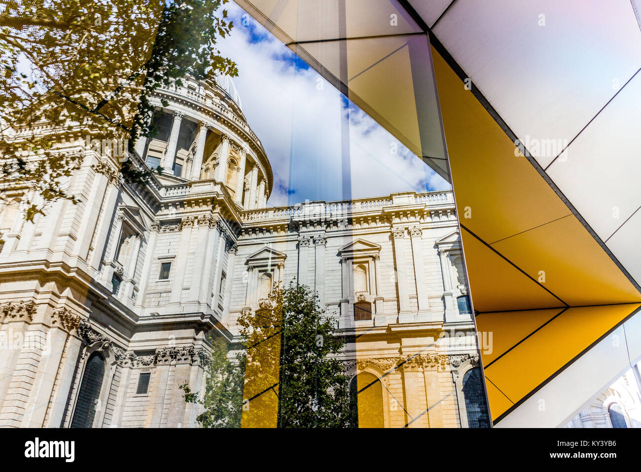 Erstaunlich Reflexion der St Paul's Cathedral, London. Stockfoto