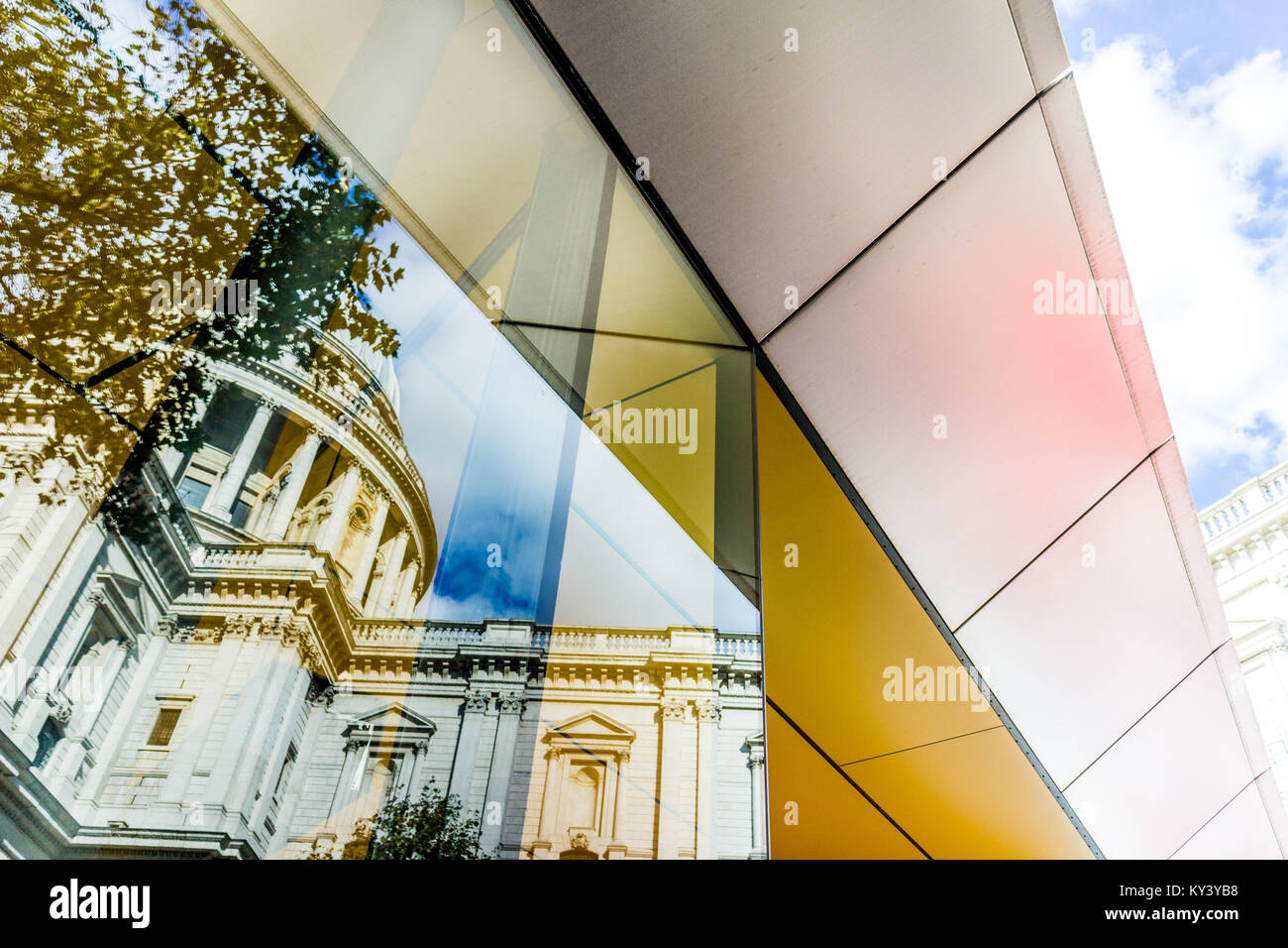 Erstaunlich Reflexion der St Paul's Cathedral, London. Stockfoto