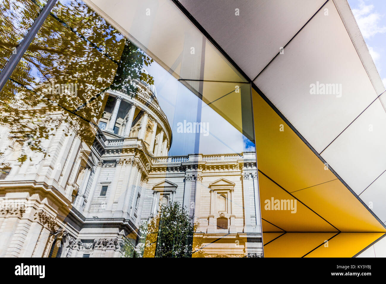 Erstaunlich Reflexion der St Paul's Cathedral, London. Stockfoto