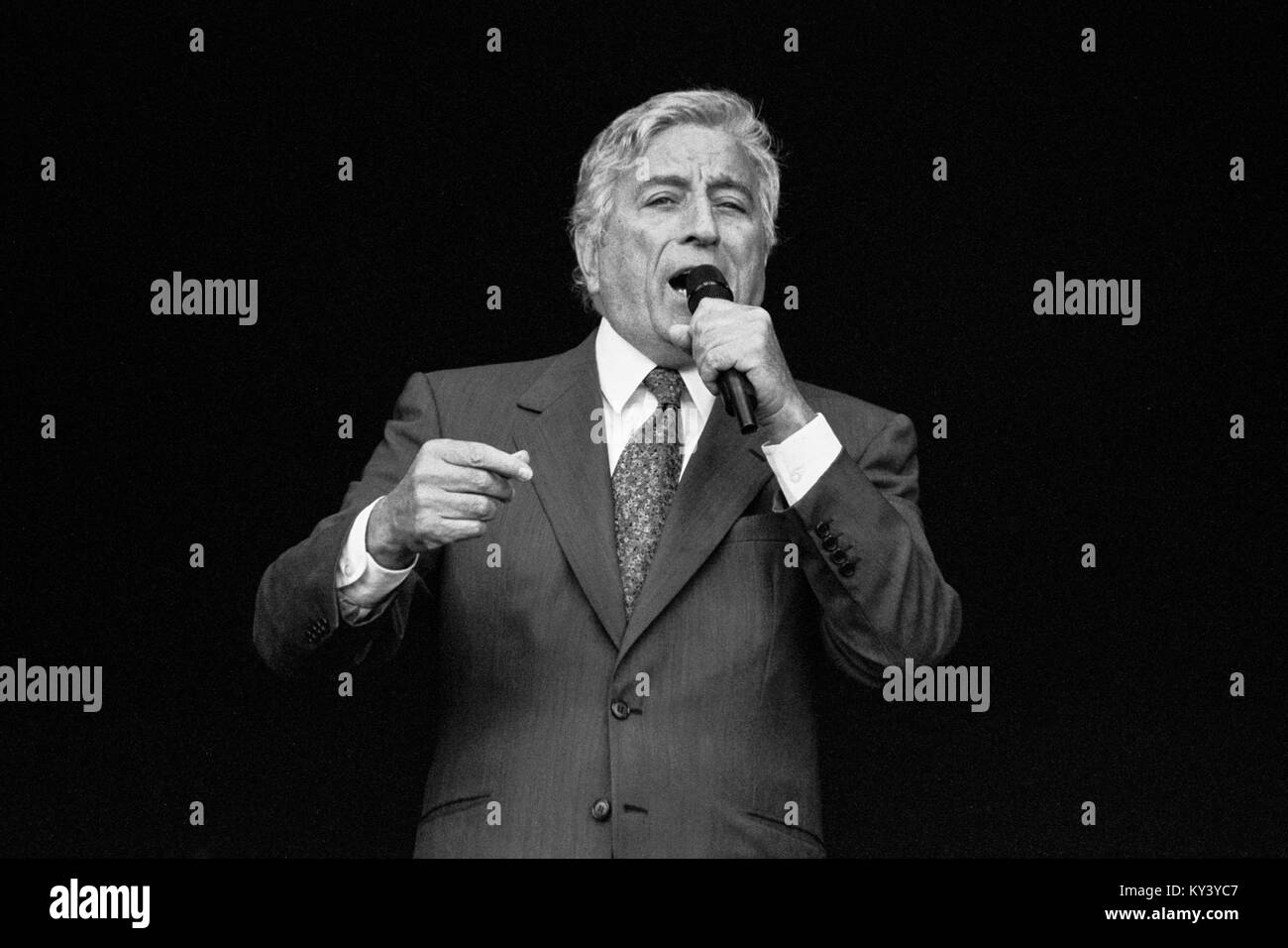 Amerikanische Sänger Tony Bennett, die auf der Pyramide der Bühne, Glastonbury Festival 1998, würdig, Bauernhof, Somerset, England, Vereinigtes Königreich. Stockfoto