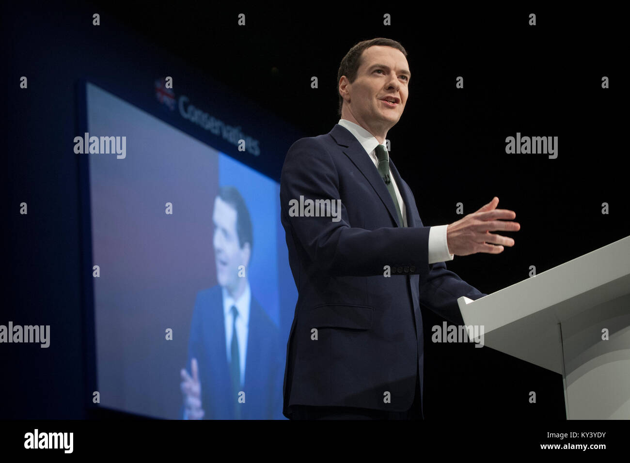 Schatzkanzler George Osborne MP, die Delegierten am zweiten Tag der Konservativen Partei jährlichen Konferenz in Manchester. Die Konferenz fand zwischen dem 4. bis 7. Oktober und war der Erste, der seit 2015 die Konservativen BRITISCHEN allgemeinen Wahl gewonnen. Stockfoto