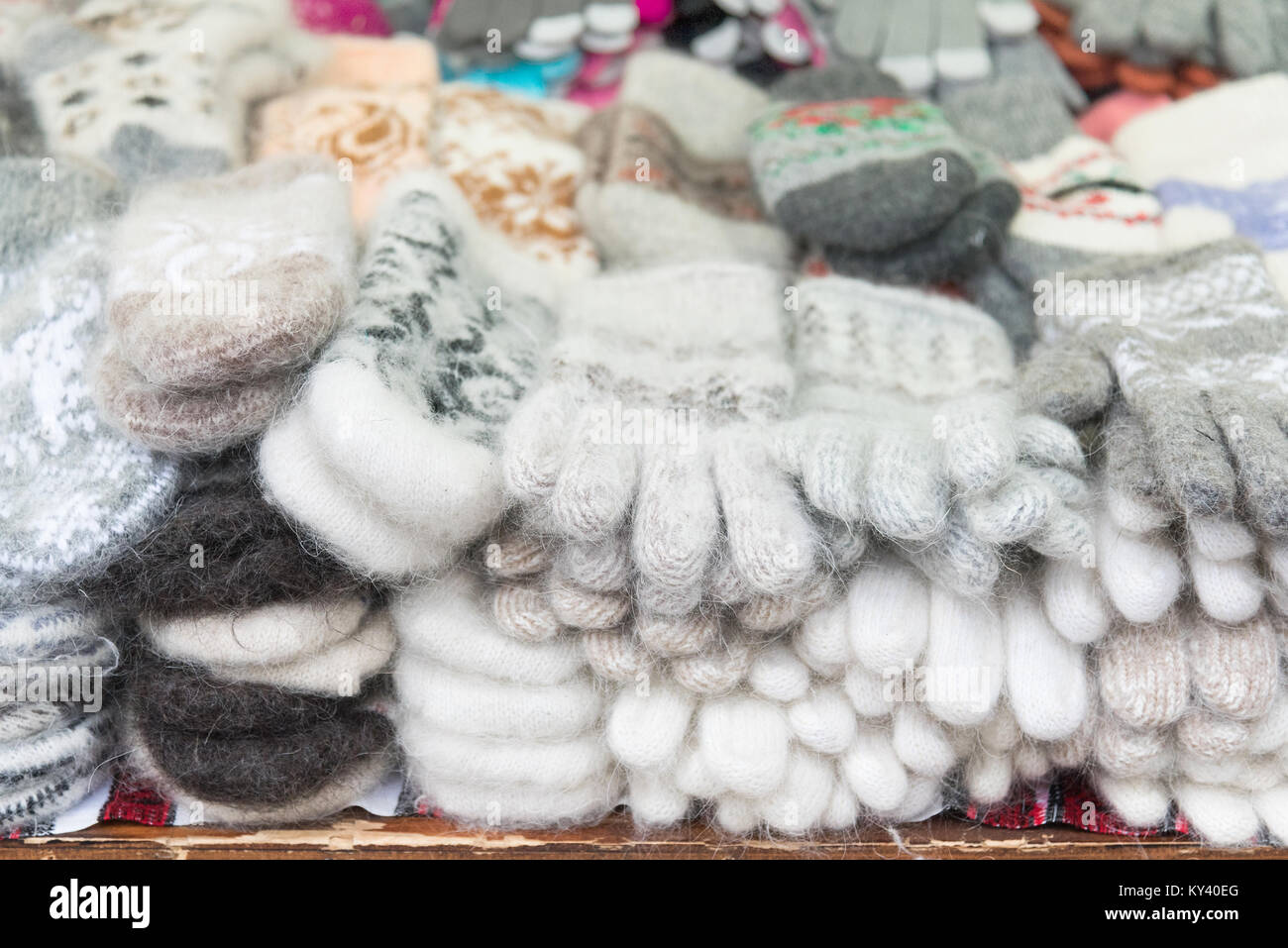 Eine Vielzahl von Handschuhen aus Schafwolle, Kleidung aus natürlichen Rohstoffen, Fashion und Style, Winter, Kleidung, Pflege und Gesundheit Stockfoto