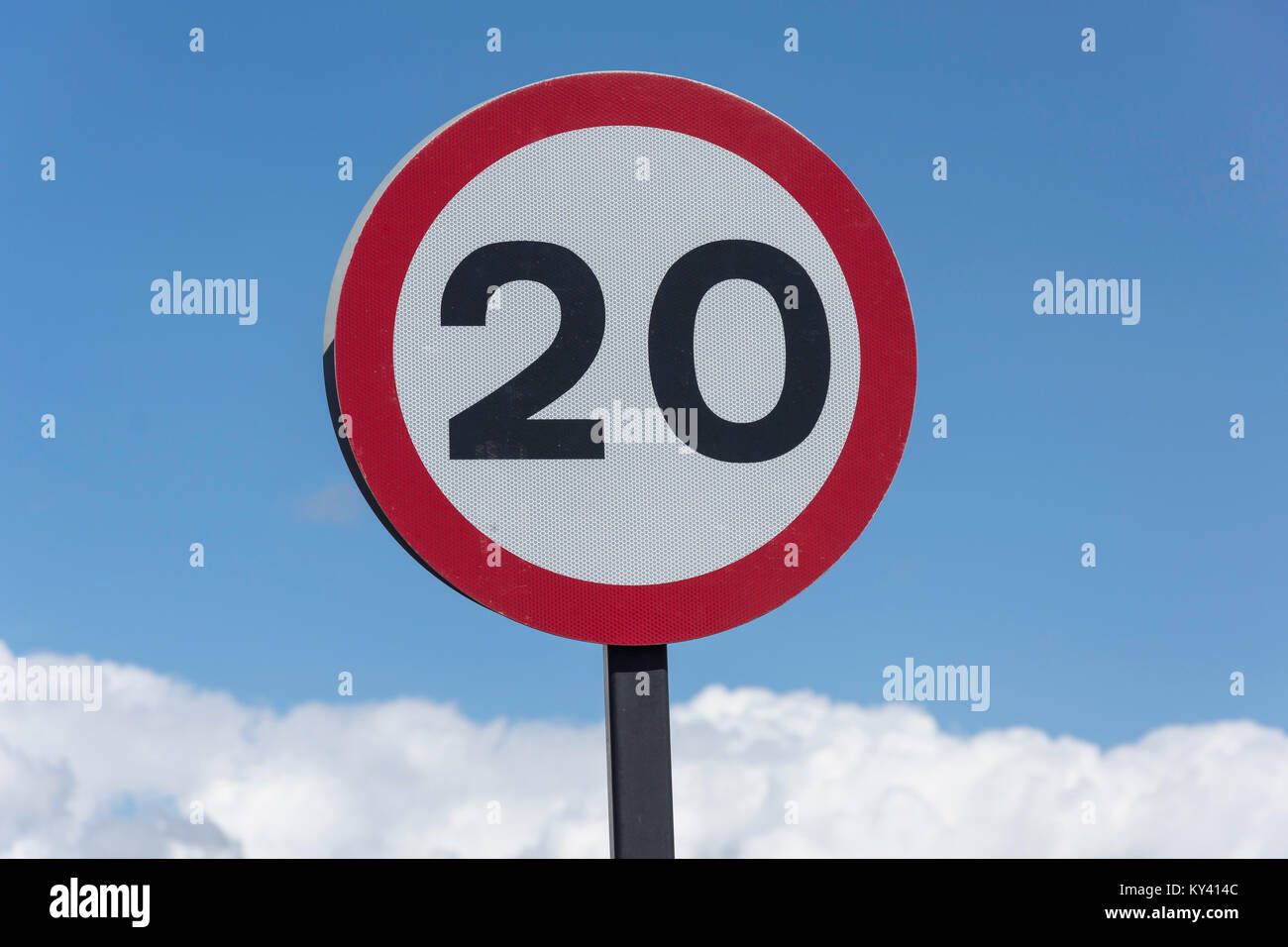 20 mph Verkehrsschild im Wohngebiet, Arundel Drive West, Saltdean, East Sussex, England, Vereinigtes Königreich Stockfoto
