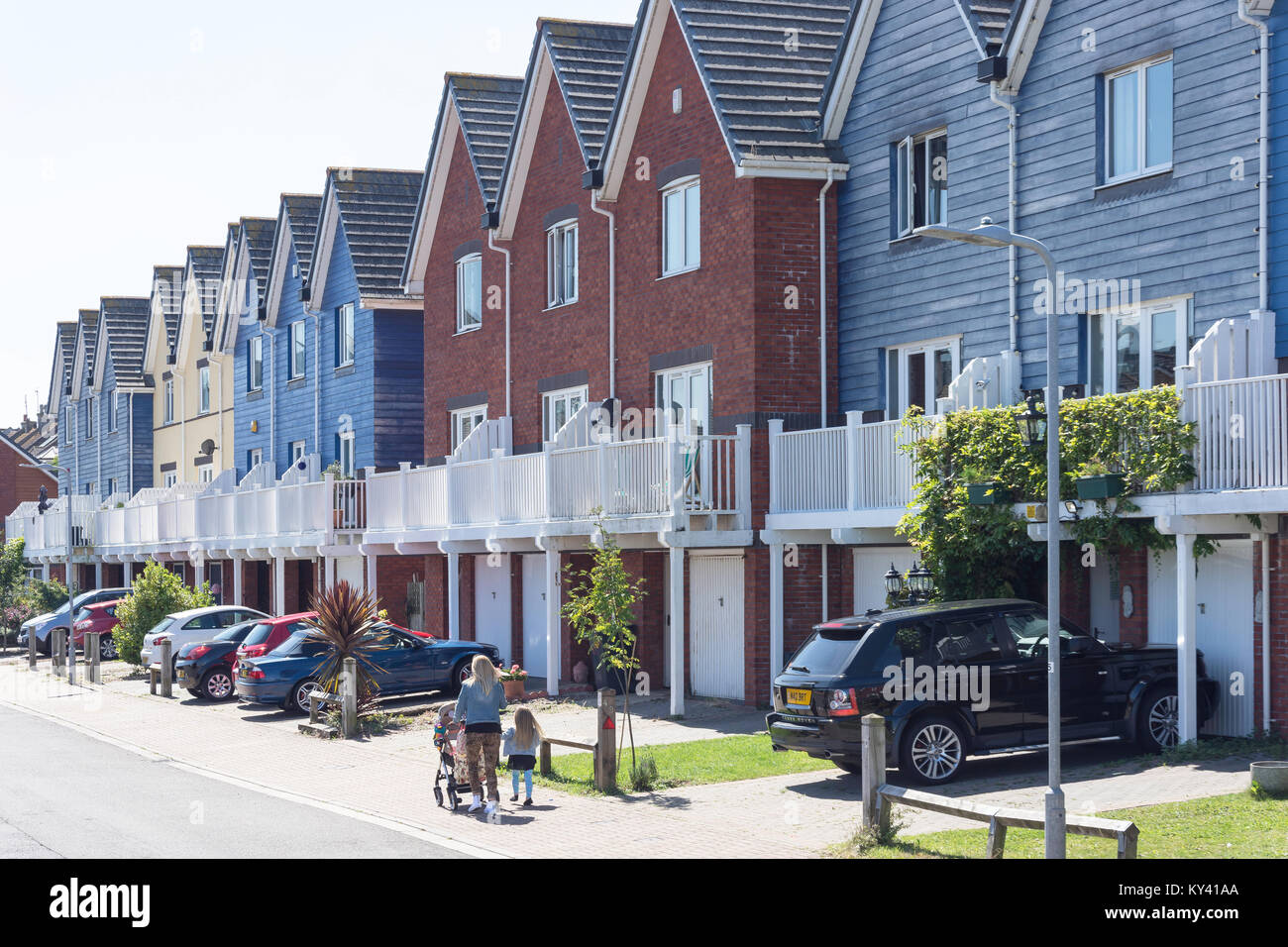 Moderne Reihenhäuser, West Quay, Newhaven, East Sussex, England, Vereinigtes Königreich Stockfoto