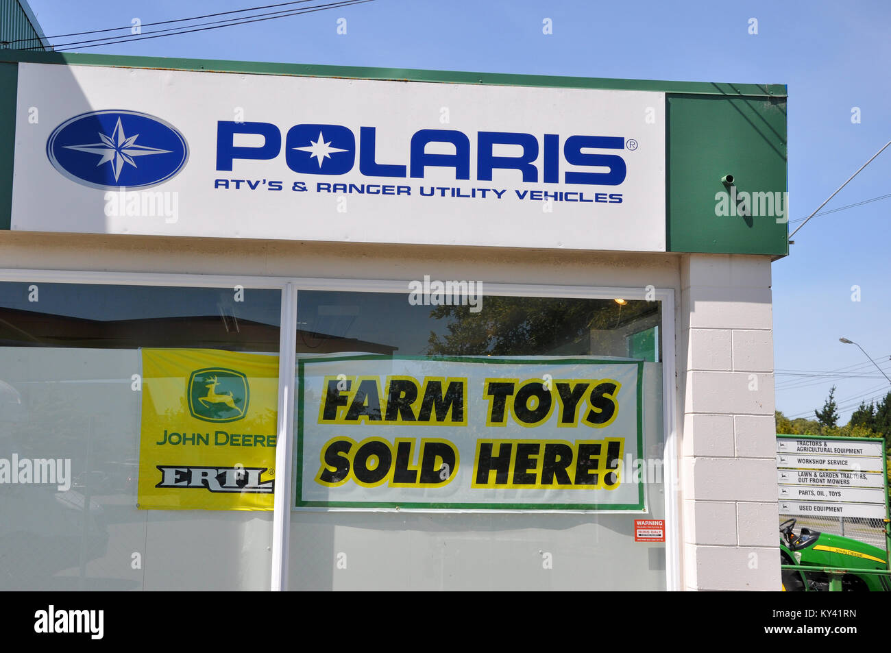 Farm Equipment store in Neuseeland mit Comedy Motto Bauernhof Spielzeug verkauft hier. Polaris ATV's & Ranger Nutzfahrzeuge - Missbräuchlich verwendete Apostroph advert Stockfoto