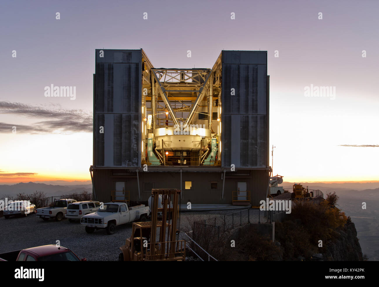 6,5 m. Optische Teleskop bei Sonnenuntergang, MMT Observatory, Mt. Hopkins, Arizona, Fed Lawrence Whipple Sternwarte. Stockfoto