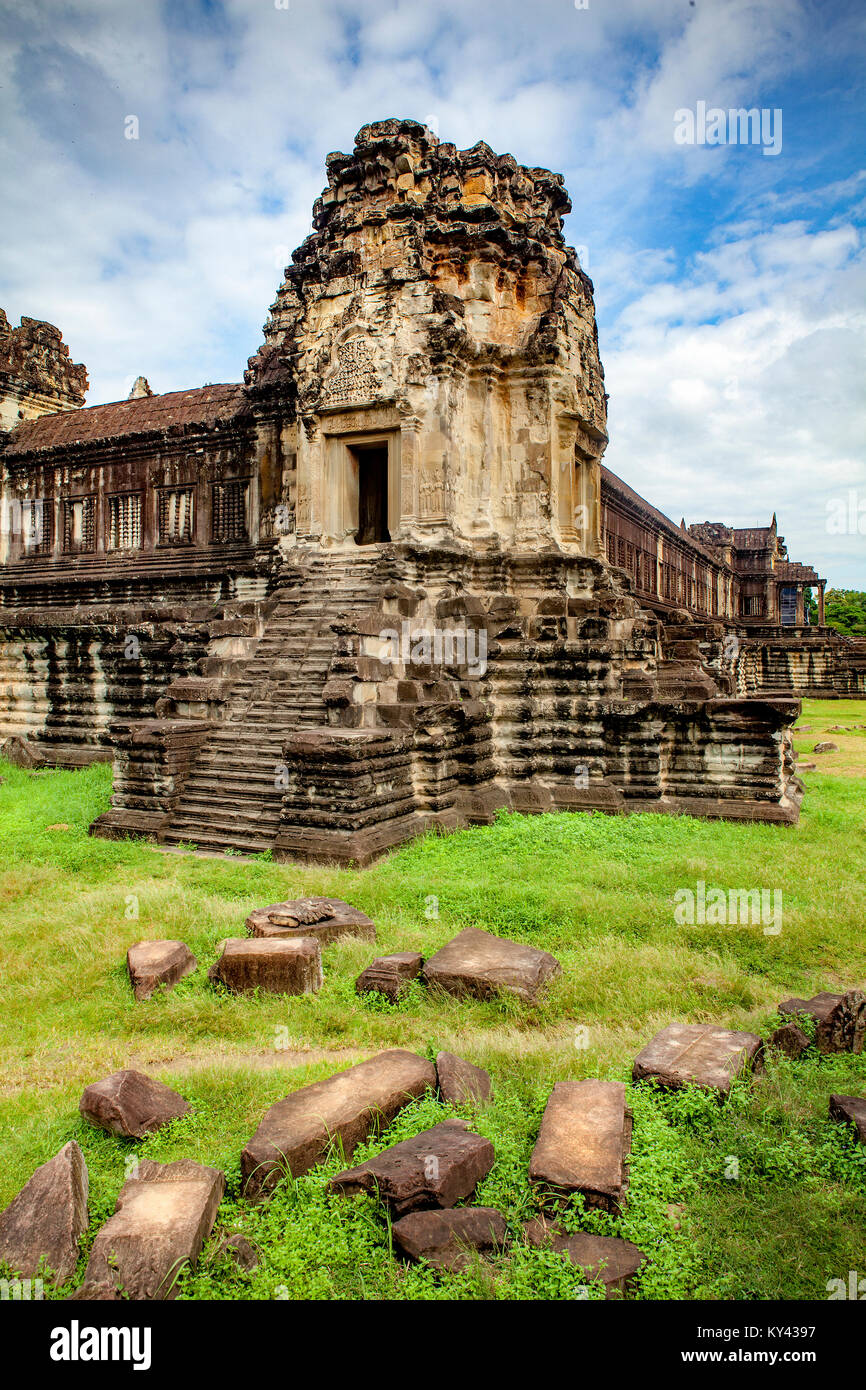Siem Reap, Kambodscha - 11/10/2016: Steil, weatherworn Sandstein Schritte zum Eingang einer Seite Tempel führen im 12. Jahrhundert Buddhistische religiöse Comp Stockfoto