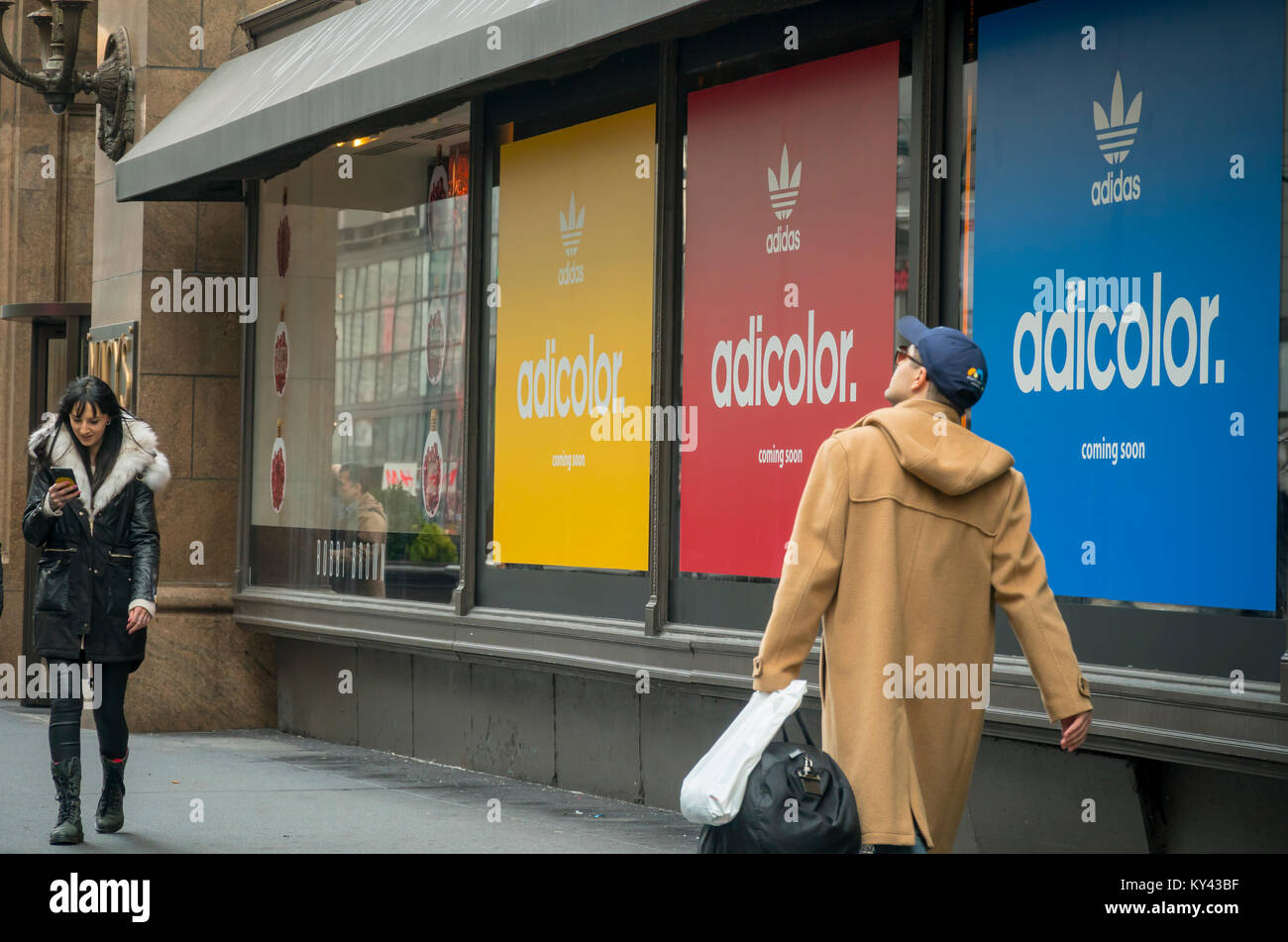 Käufer Pass durch die Fenster in Macy's Herald Square Kaufhaus für Adidas Adicolor ''' Produkt Promotion am Donnerstag, 11. Januar 2018 vorbereitet. (Â© Richard B. Levine) Stockfoto