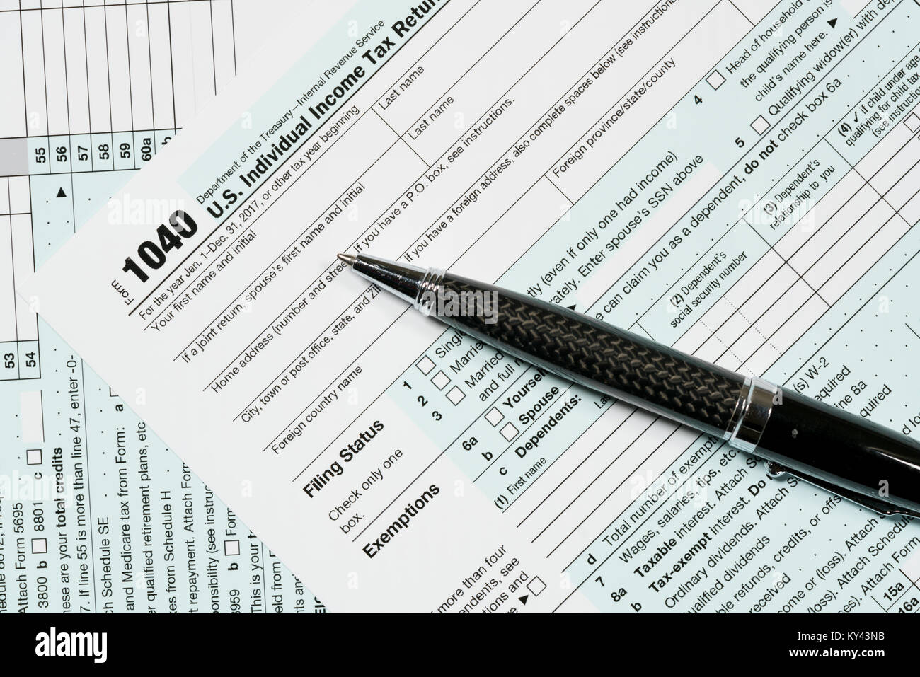 Pen Festlegung auf 2017 IRS-Formular 1040 Stockfoto