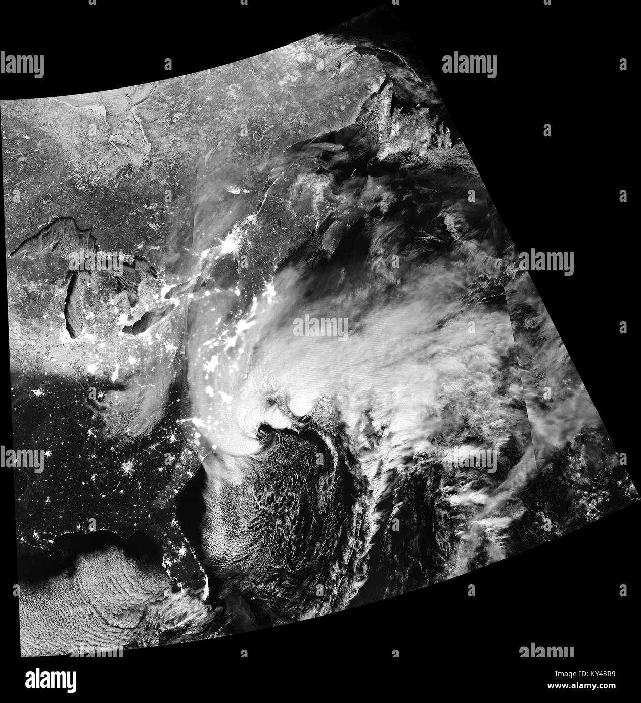 Die schnelllebigen Sturm, der die US-Ostküste am 4. Januar 2018 erfasst das Sichtbar Infrarot Imaging Radiometer Suite (VIIRS) auf der Suomi NPP-Hit. Der Nor'easter gewann Stärke über den Ozean, die Küste von South Carolina, North Carolina, Virginia, Ohio, und New Jersey am 4. Januar, mit Winden von bis zu 50 Meilen pro Stunde und und der Hinterlegung mehrere Zentimeter Schnee. Der Sturm schließlich lose über einen Fuß Schnee in New England mit Hurrikan Winde lassen. (NASA) Stockfoto