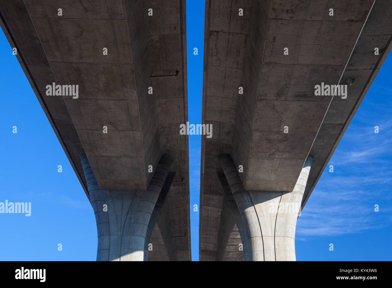 Symmetrie. Architektur Linien unter dem higway Brücke. Stockfoto