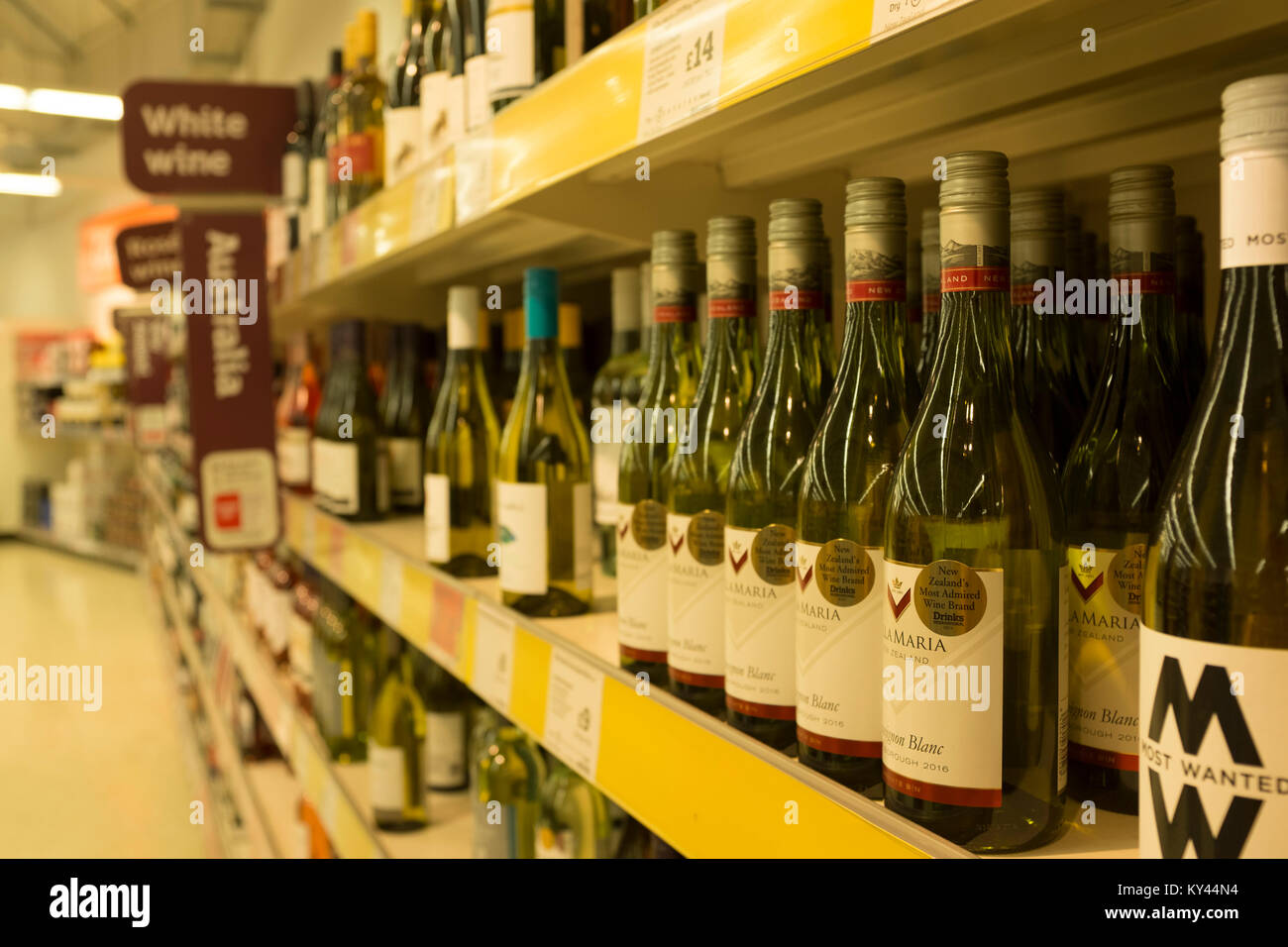 Wein Flaschen in den Regalen am Sainsbury's Supermarkt, Großbritannien Stockfoto