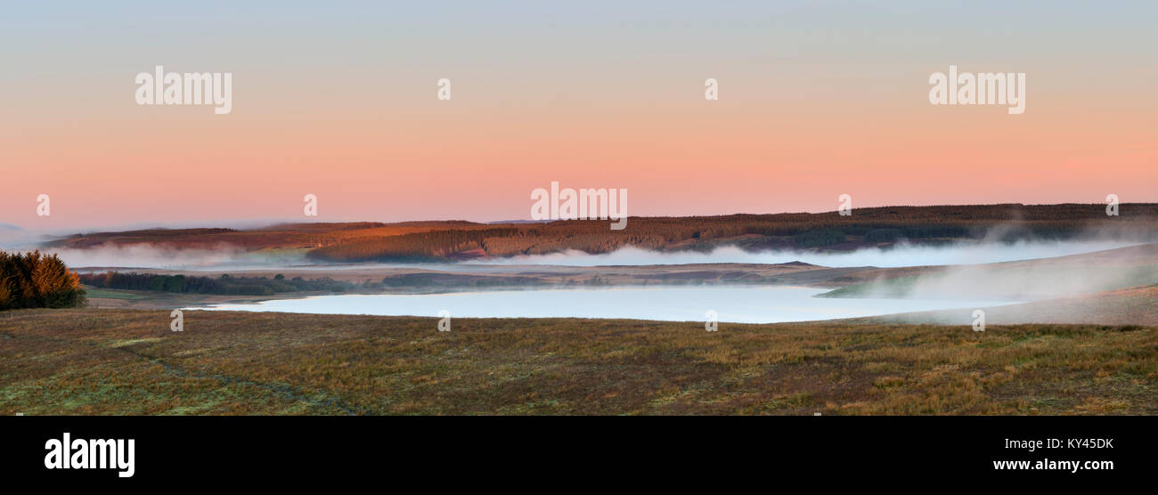 Hadrian's Wall: Am frühen Morgen Nebel zieht über Broomlee Lough in den Norden des Römischen Mauer - hier von King's Hill gesehen, in der Nähe von Housesteads Roman Fort Stockfoto