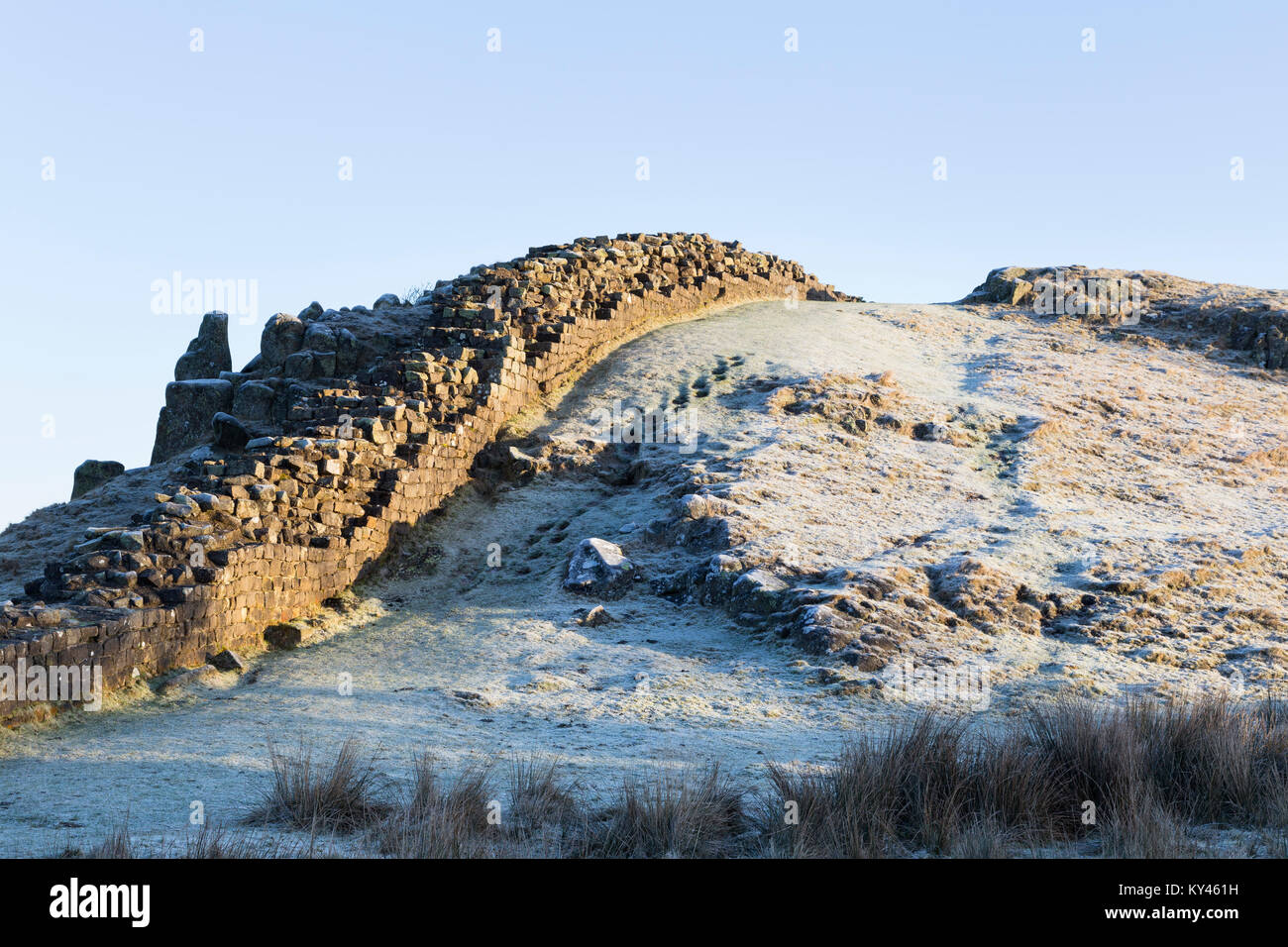 Hadrian's Wall: Blick nach Osten an einem schönen Winter in Walltown Crags. Stockfoto