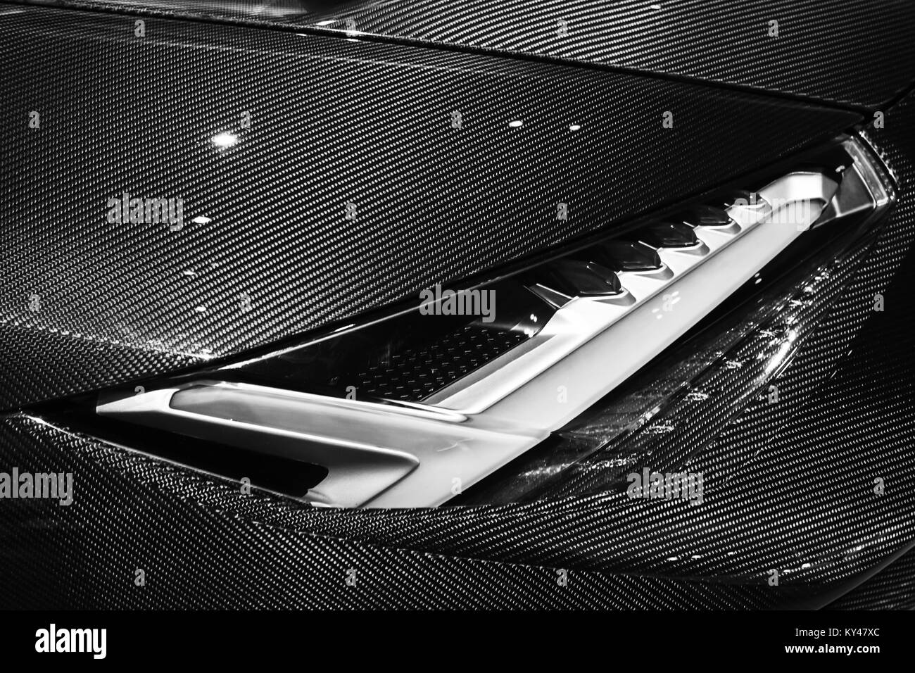 Luxus Sportwagen Fragment, Frontscheinwerfer in Carbon Teile montiert Stockfoto