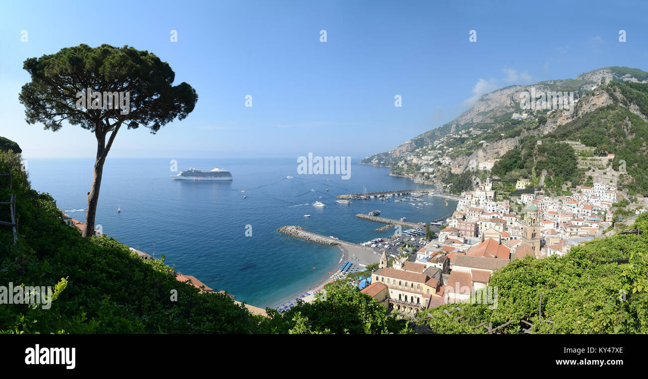 Panoramablick auf die Stadt Amalfi mit Küste, Mittelmeer, Italien, Europa. Stockfoto
