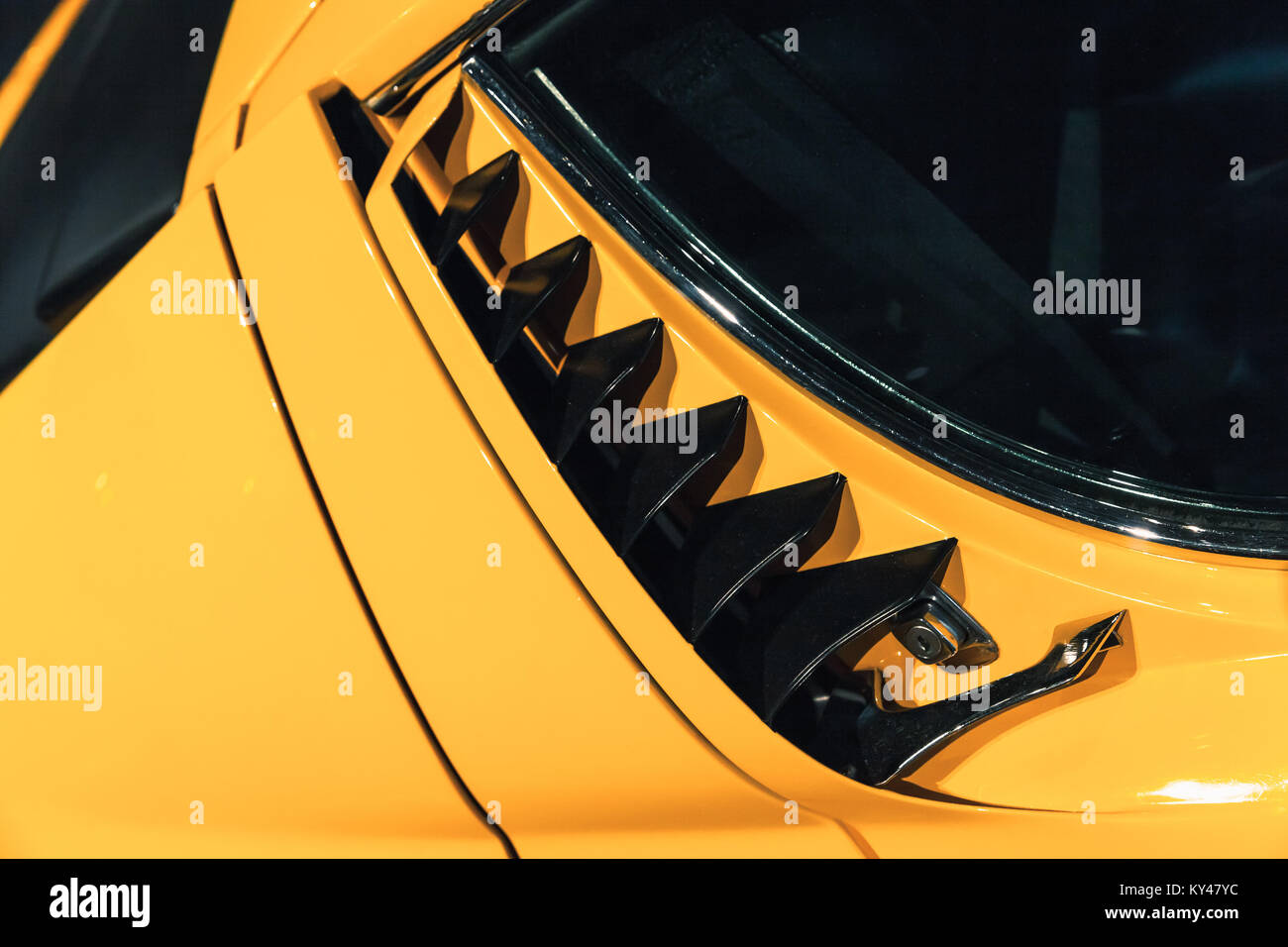 Luxus gelb Vintage roadster Fragment, Aerodynamik Luftzufuhrgitter auf einer Motorhaube Stockfoto