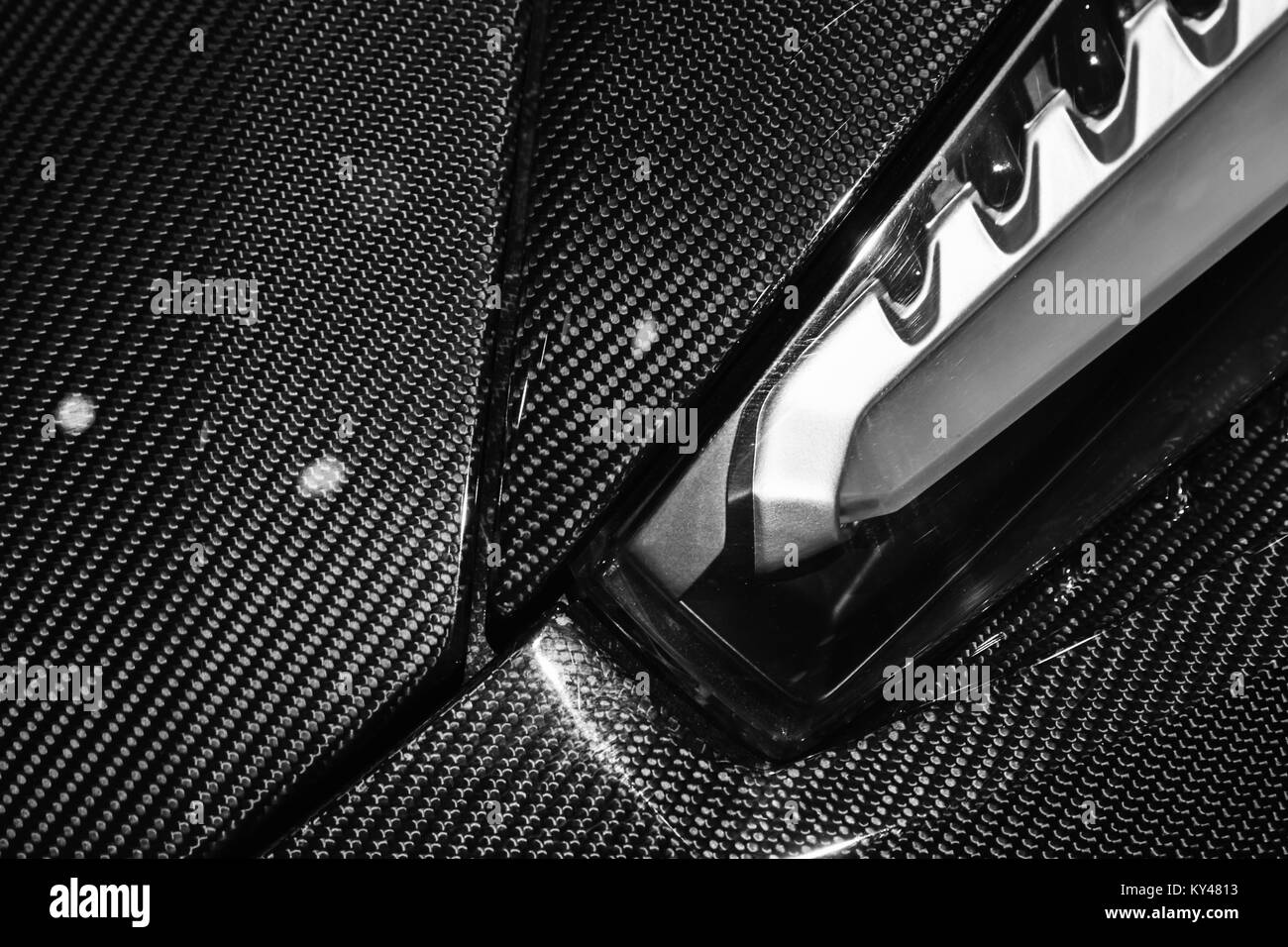 Luxuriöse italienische Sportwagen Fragment, Frontscheinwerfer in Carbon Teile montiert Stockfoto