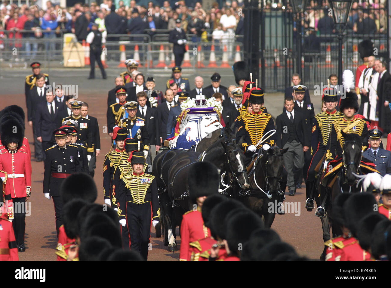 Der Sarg mit der Königin Mutter fährt von St. James Palace, die von Mitgliedern der Königlichen Familie folgte. Stockfoto