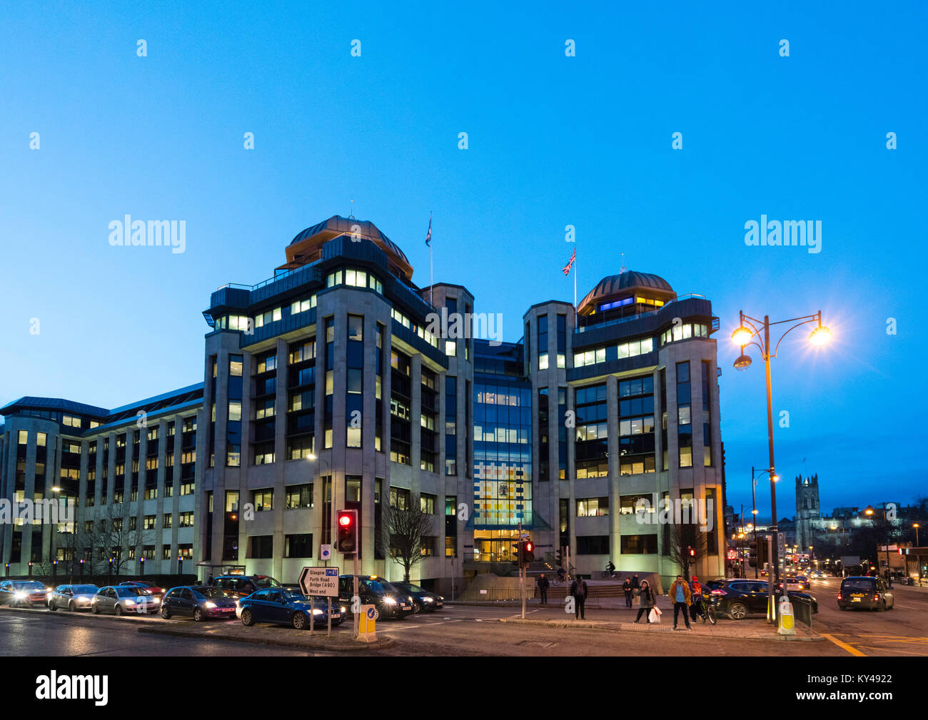 Außen am Abend Blick auf Standard Life Büro Gebäude im Finanzdistrikt im West End von Edinburgh, Schottland, Vereinigtes Königreich Stockfoto