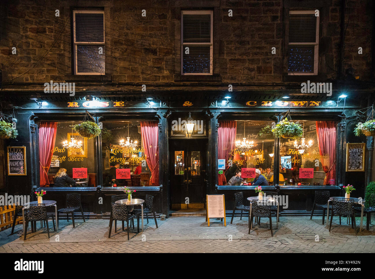 Anzeigen von Rose und Crown Pub in der Nacht auf der Rose Street in Edinburgh, Schottland, Vereinigtes Königreich Stockfoto