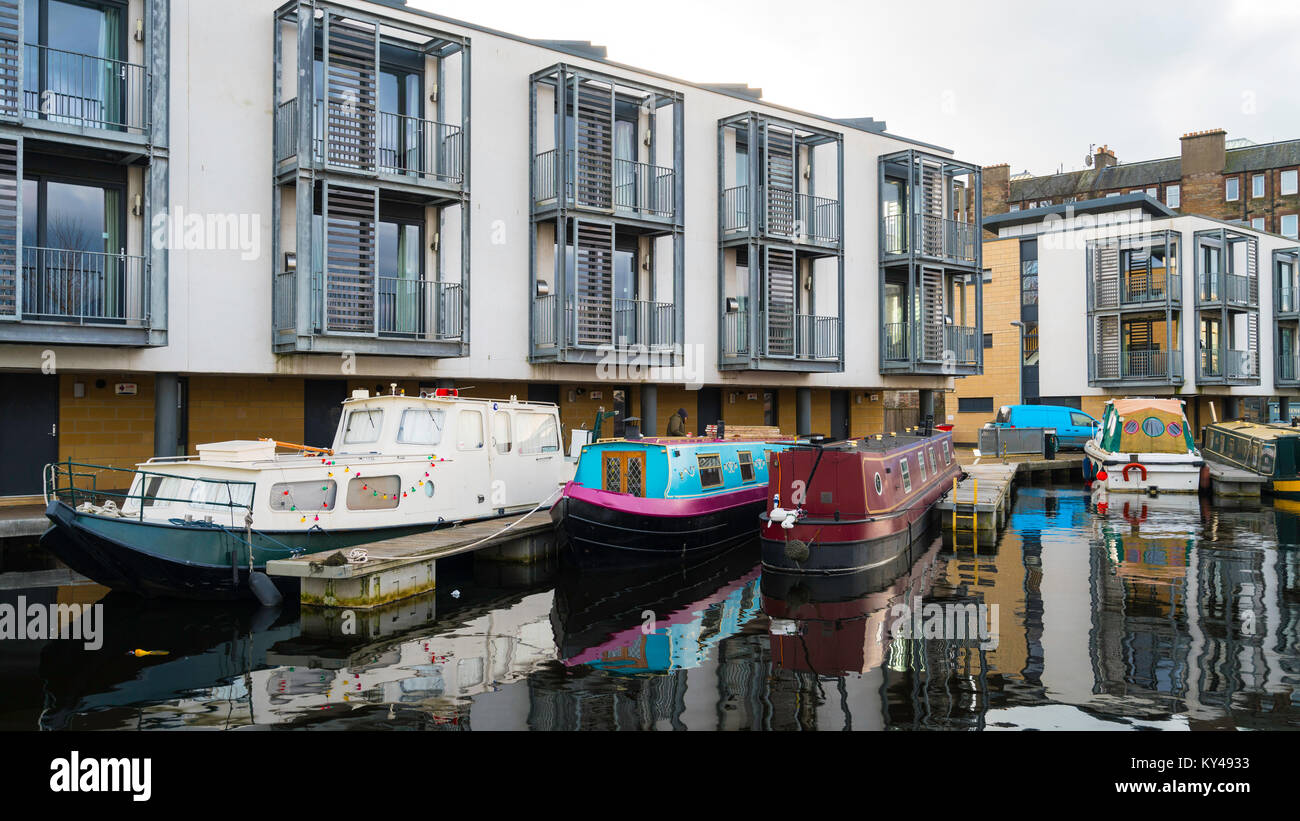 Ansicht der neuen Canal Side Apartments und schmalen Boote bei Gilmore Becken auf Union Canal an Fountainbridge in Edinburgh, Schottland, Vereinigtes Königreich. Stockfoto