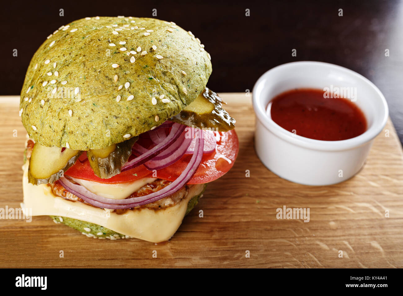 Hamburger mit Gemüse und Käse, schnelle und herzhafte Mittagessen, nicht eine gesunde Mahlzeit Stockfoto
