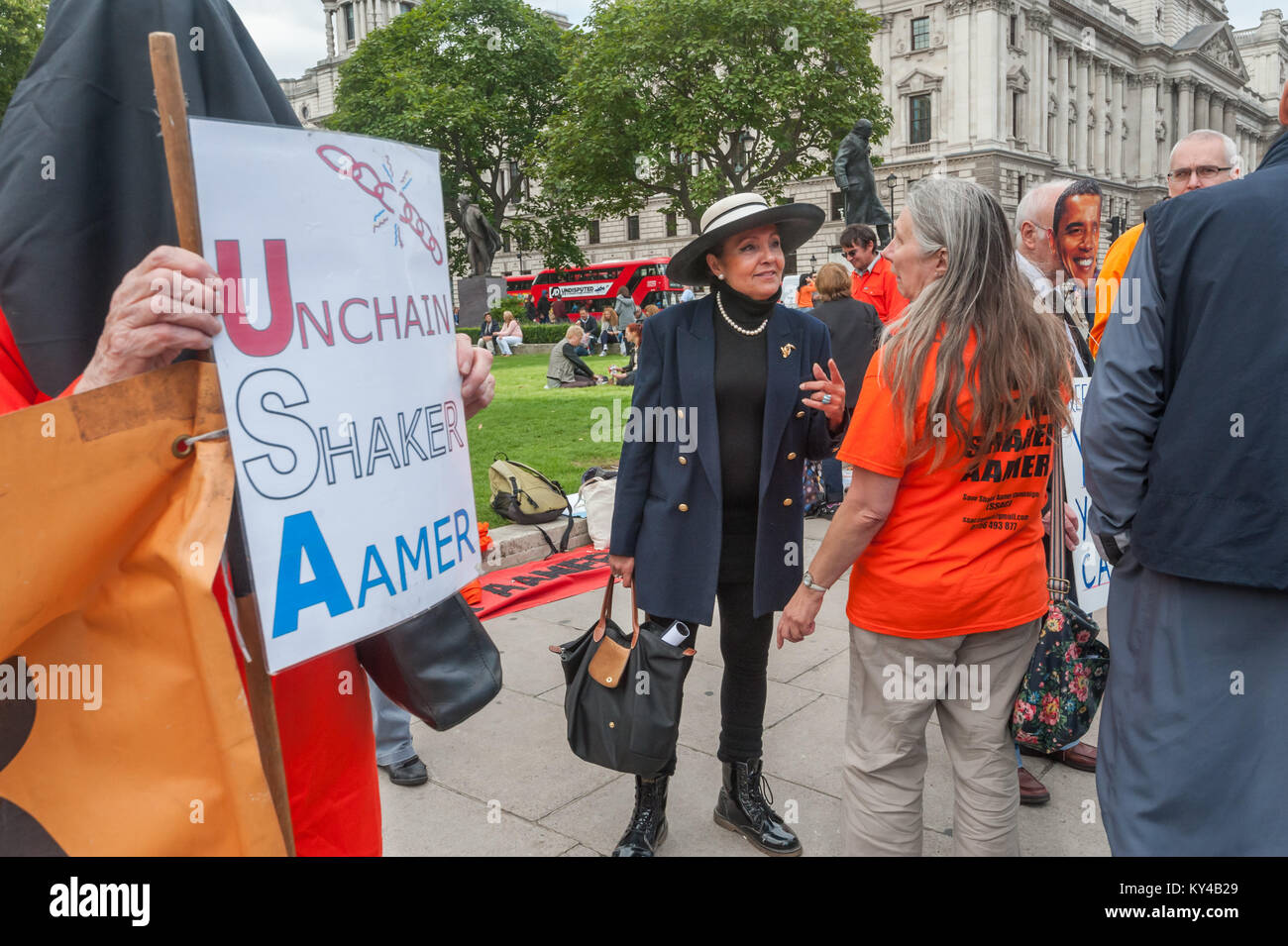 Eine Frau kommt die wöchentliche Mahnwache für Londoner Shaker Aamer zu unterstützen, und fordert, dass die britische Regierung für seine sofortige Freilassung und Gespräche mit den Aktivisten zu drücken. Stockfoto