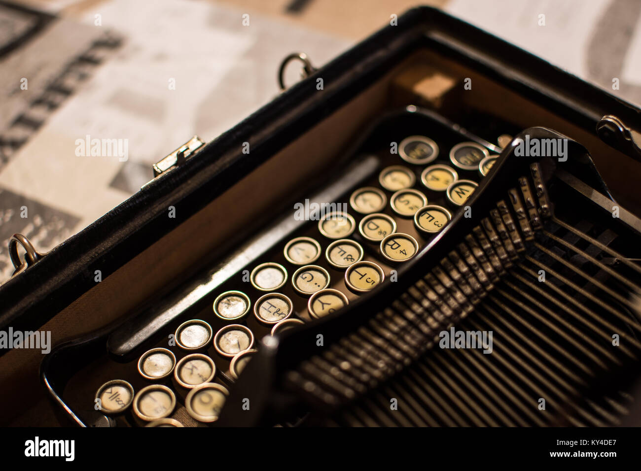 Nahaufnahme der Buchstaben auf einer alten Schreibmaschine. Stockfoto