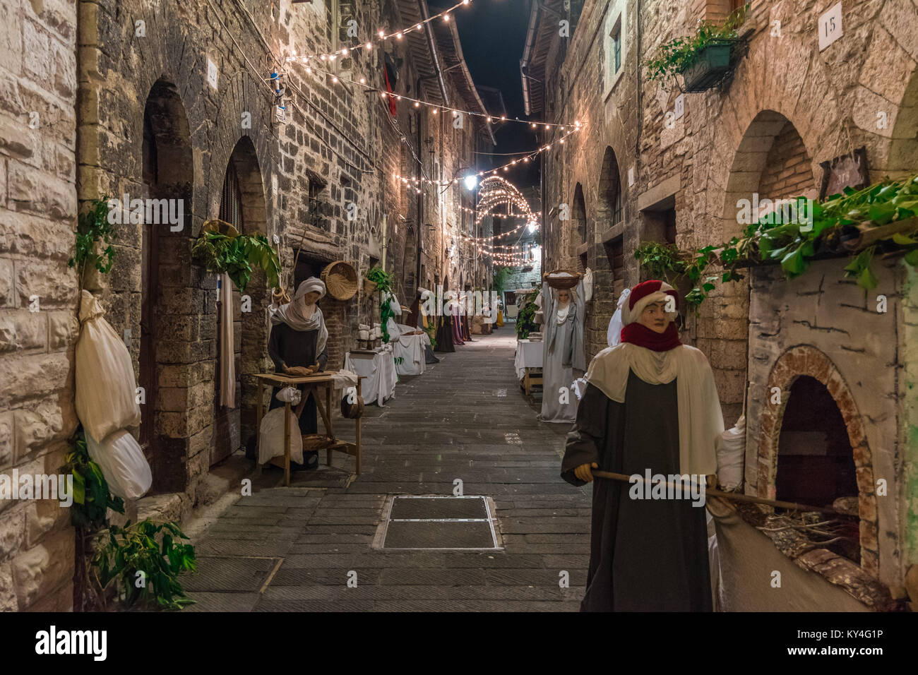 Gubbio, Italien - Die wunderbare mittelalterliche Stadt Umbriens, während der Weihnachtsferien, mit der Krippe von lebensgroßen Statuen Stockfoto