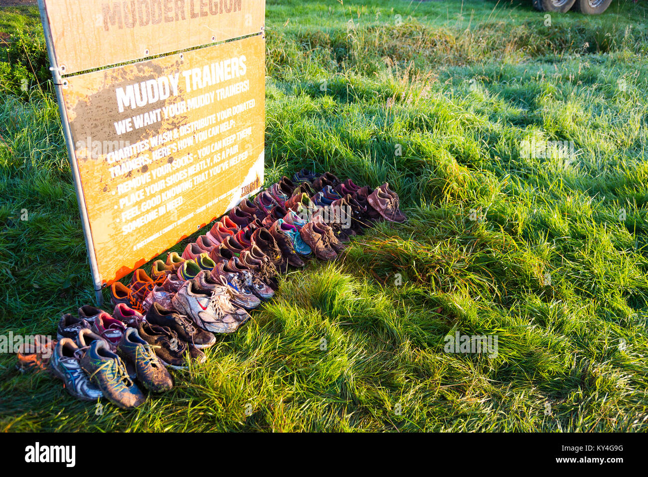 Sussex, UK. Verlassene Schuhe liegen auf dem Rasen nach einem haltbaren Mudder Ereignis. Stockfoto