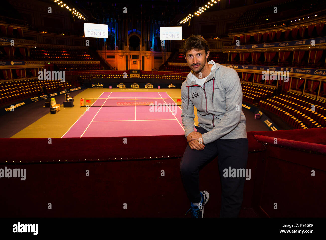 London, Großbritannien. Juan Carlos Ferrero wirft bei einem Fotoshooting der Start der Champions Tennis Turnier in der Royal Albert Hall zu markieren. Stockfoto