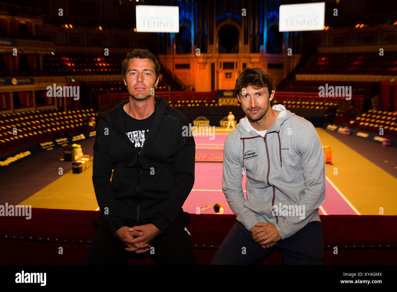 London, Großbritannien. Juan Carlos Ferrero und Marat Safin darstellen, während ein Fotoshooting der Start der Champions Tennis Turnier in der Royal Albert Hal zu markieren Stockfoto