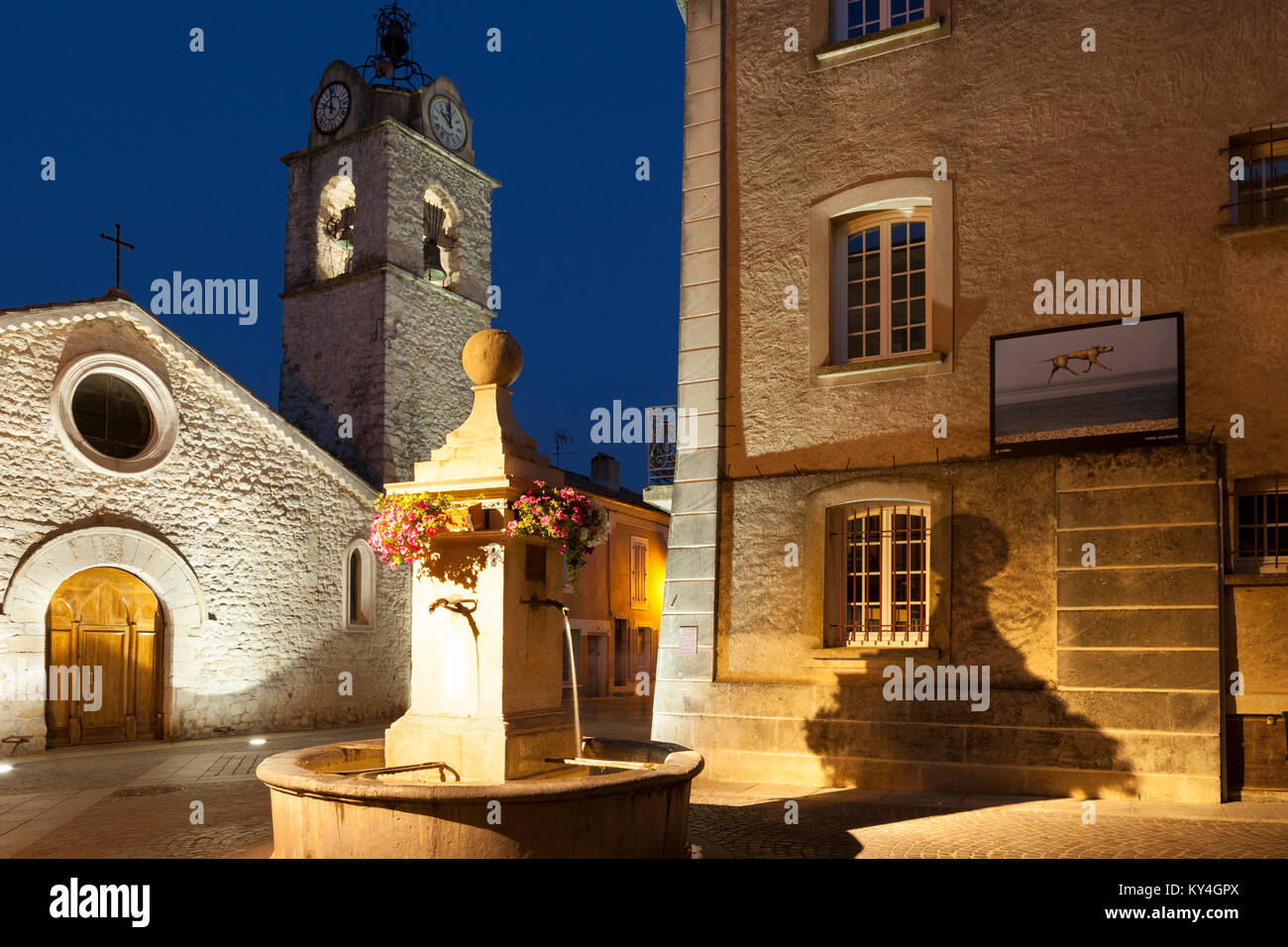 De l'Hotel de Ville und Eglise Notre Dame Ormeaux in Gréoux-les-Bain, Provence, Frankreich Stockfoto