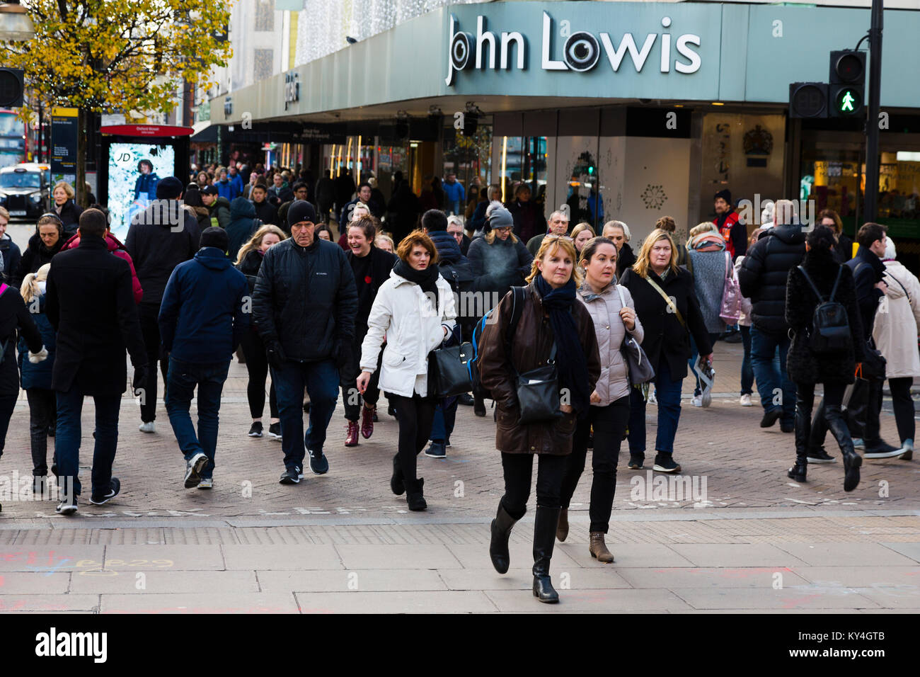 London, Großbritannien. Die Käufer auf dem Londoner Oxford Street außerhalb John Lewis an einem kalten Winter am Nachmittag. Stockfoto