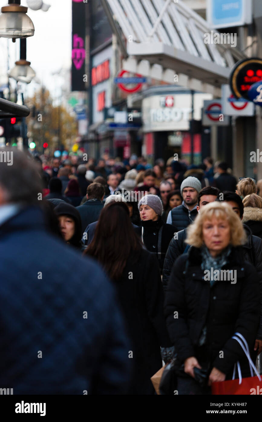 London, Großbritannien. Die Käufer auf dem Londoner Oxford Street auf einem kühlen Winter am Nachmittag. Stockfoto