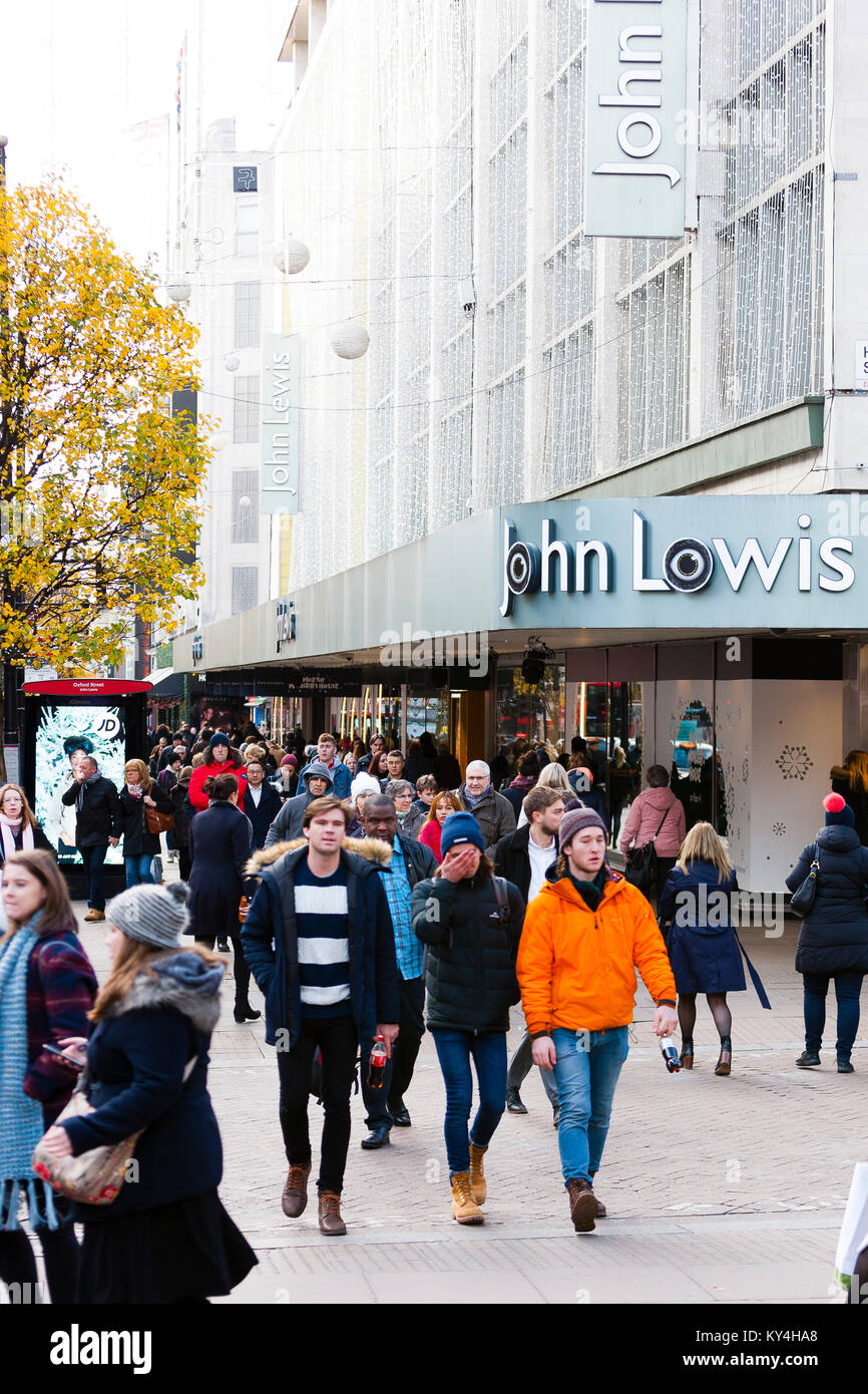 London, Großbritannien. Die Käufer auf dem Londoner Oxford Street außerhalb John Lewis an einem kalten Winter am Nachmittag. Stockfoto