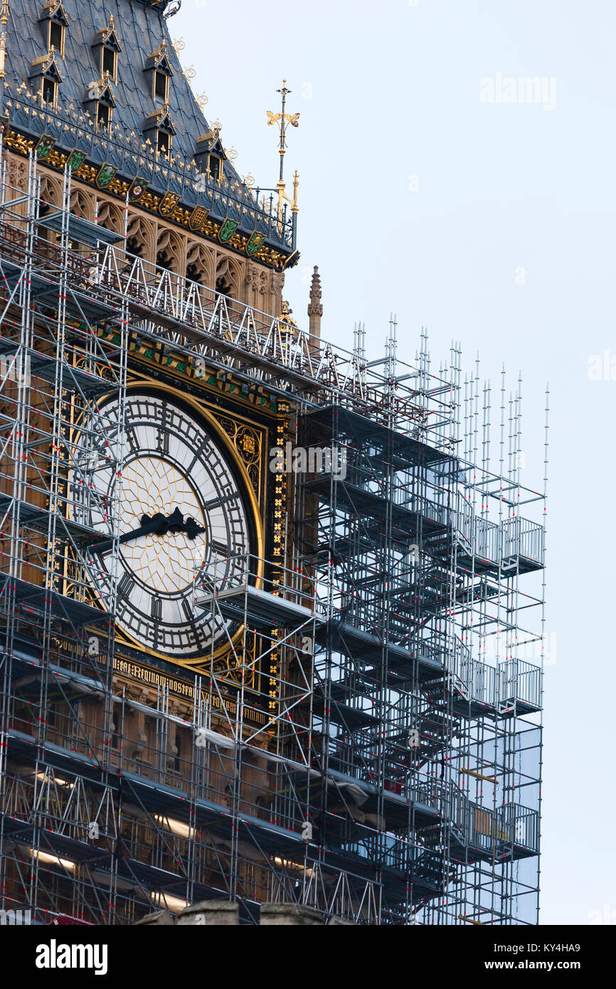 London, Großbritannien. Detailansicht von Gerüsten umgeben den Big Ben. Stockfoto