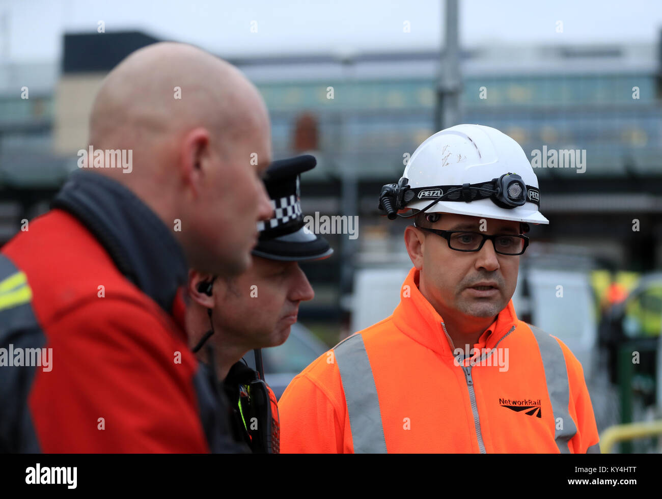 Der Einsatzkommandant Bryn Coleman (links), der Chefinspektor der britischen Verkehrspolizei Stuart Middlemass (Mitte) und der Area Director für Network Rail Gary Walsh sprechen mit versammelten Medien am Bahnhof Nottingham, nachdem in einem Block von Toiletten am Bahnhof ein großes Feuer ausbrach. Stockfoto