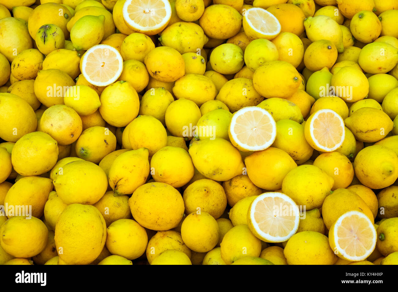 Frische Zitronen zum Verkauf auf einem Markt in Valparaiso, Chile Stockfoto