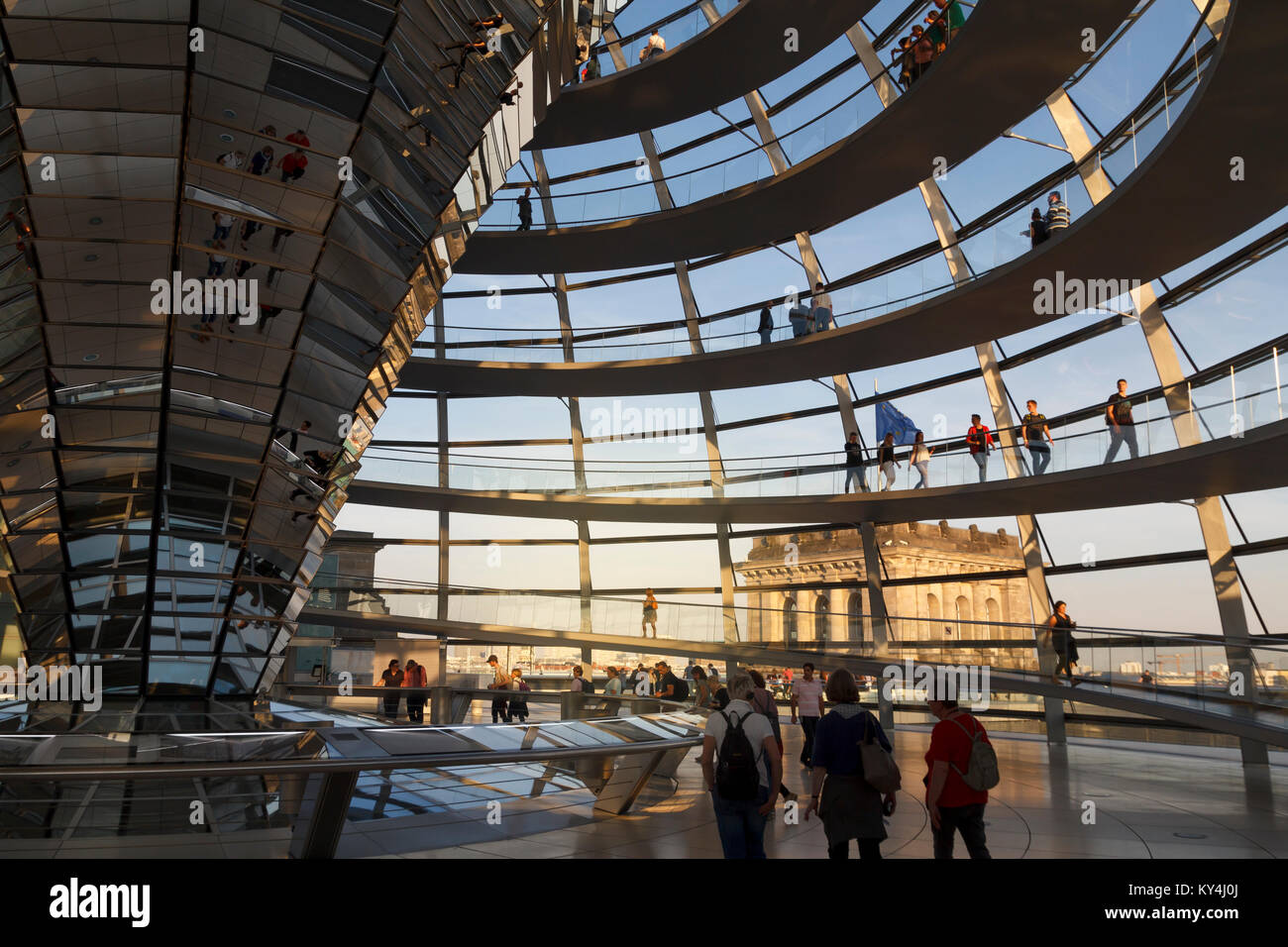 Rampe in berlin reichstag -Fotos und -Bildmaterial in hoher Auflösung ...
