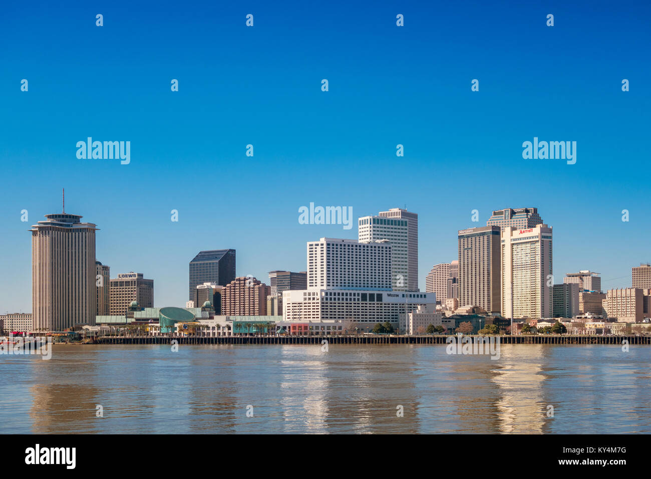 Stock Foto auf die Skyline von New Orleans und dem Mississippi in Louisiana, USA, an einem sonnigen Tag. Stockfoto