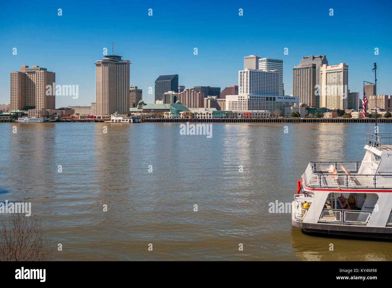 Stock Foto auf die Skyline von New Orleans und dem Mississippi in Louisiana, USA, an einem sonnigen Tag. Stockfoto