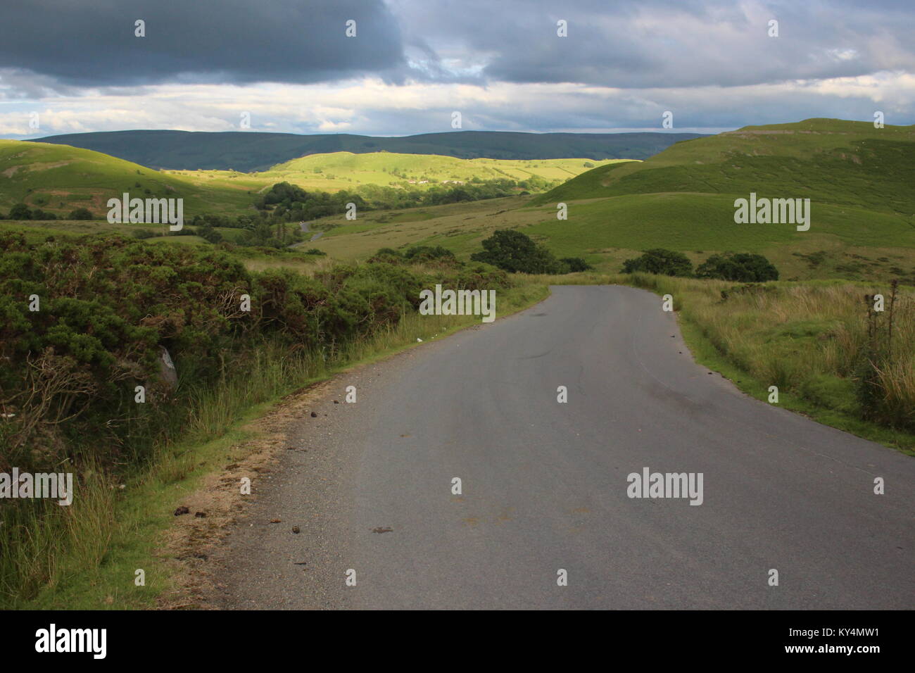 Straße über den Hügel: Fahrt von Howey in Richtung hundert Haus, Powys, Wales, über den Rhogo, am späten Abend im Juni. Stockfoto