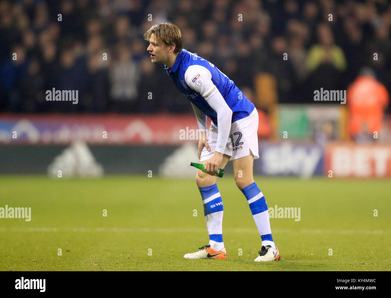 Eine Flasche wird an der Sheffield Mittwoch Glenn Loovens geworfen wurde, wie geht weg, nachdem er eine rote Karte während der Sky Bet Meisterschaft Gleiches an Bramall Lane, Sheffield gezeigt. Stockfoto