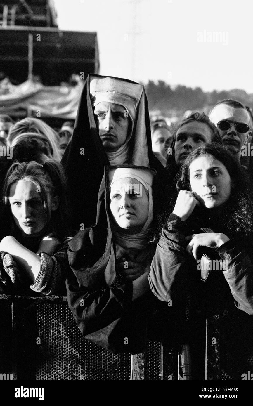 Fancy Dress in der Masse für Nick Cave und die Bad Seeds auf dem Glastonbury Festival 1998, würdig Farm Somerset, England, Vereinigtes Königreich. Stockfoto