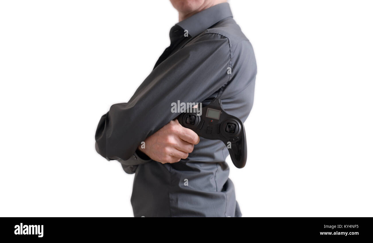 Ein Mann hält eine Fernbedienung, mit verschränkten Armen, auf weißem Hintergrund Stockfoto