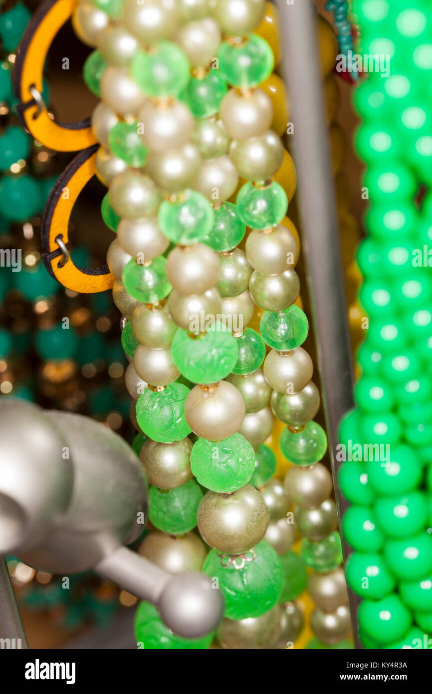 Kunststoff Perlen auf einer Kette in Nahaufnahme. Stockfoto